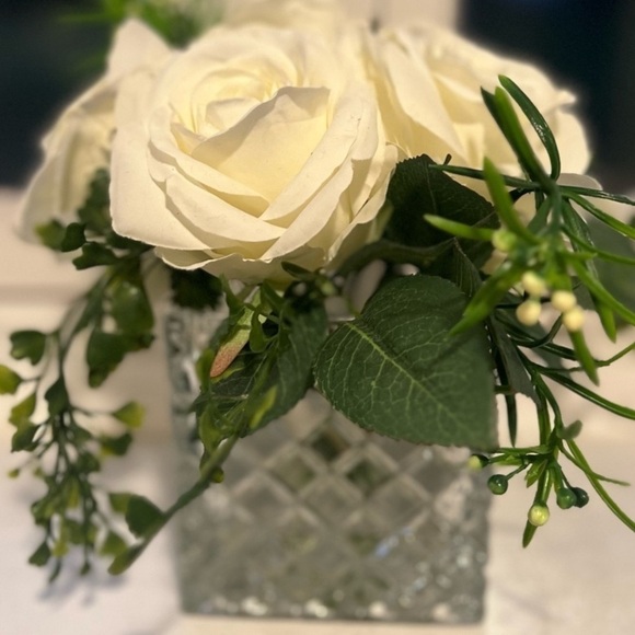 Elegant White Floral Arrangement in Crystal Vase - Picture 1 of 8